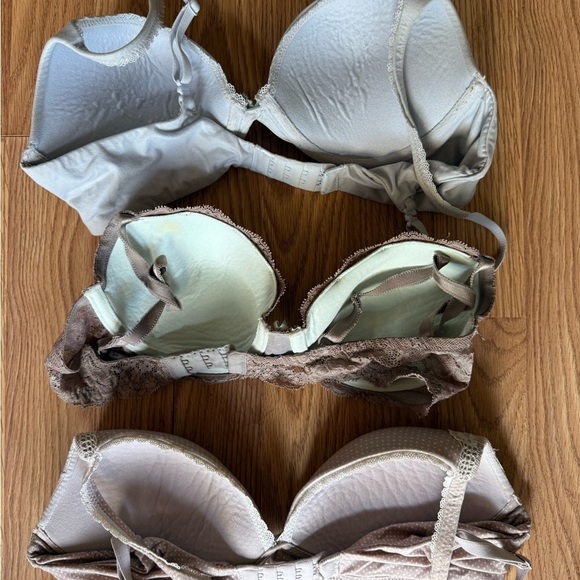 3 Victoria’s Secret bras - Picture 4 of 4